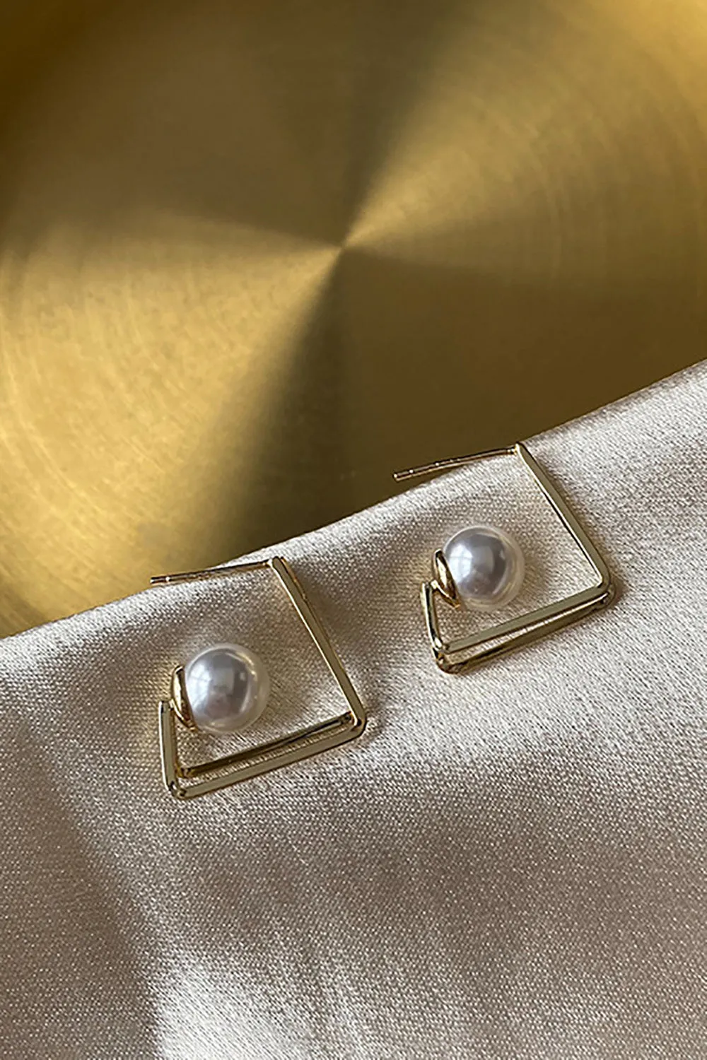 Simple and Versatile Pearl Earrings